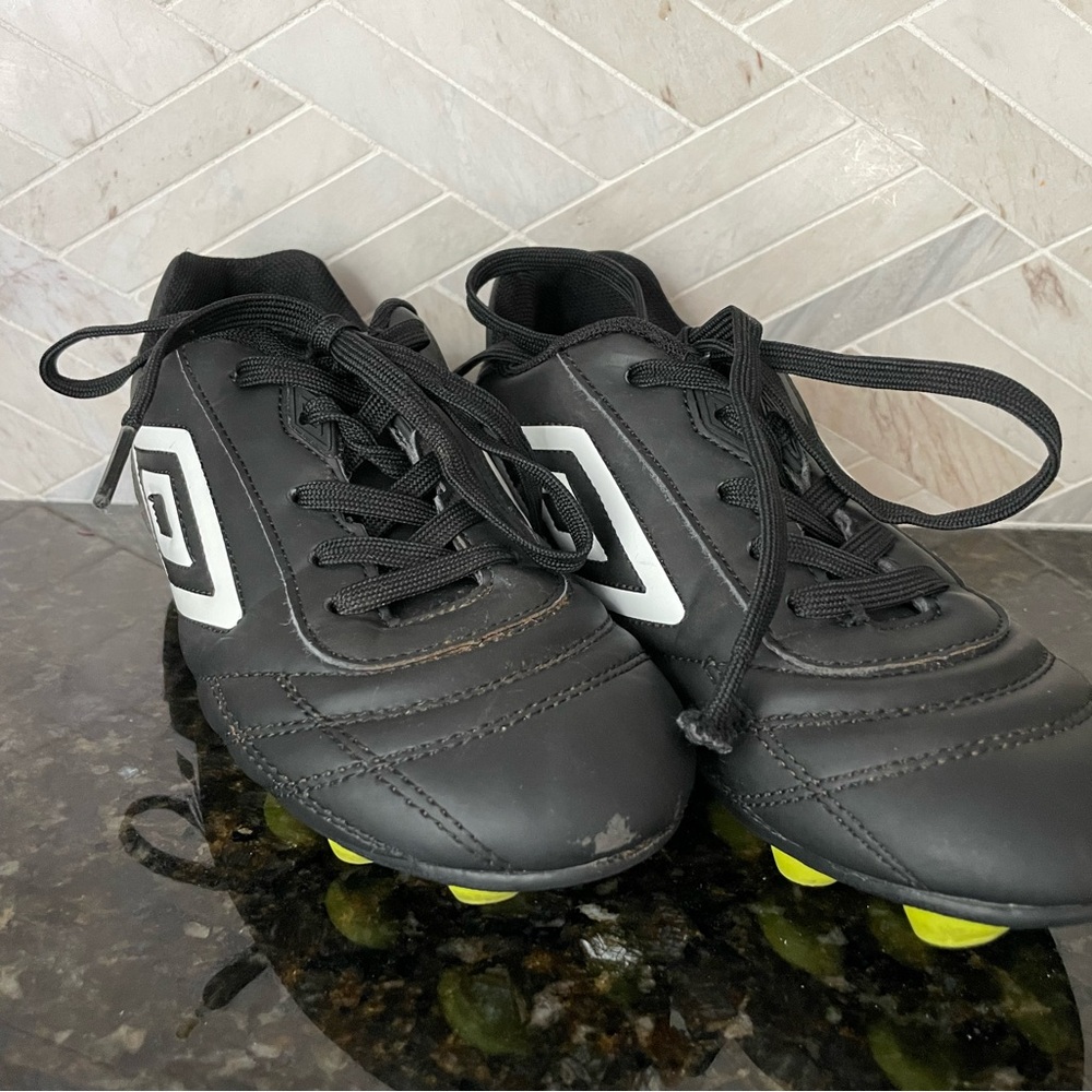 Umbro Finale Soccer Cleats Youth Size 2